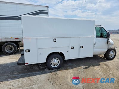Trzecie zdjęcie samochodu z tyłu: 2025 FORD ECONOLINE E350 SUPER DUTY CUTAWAY VAN VIN:1FDWE3FN6SDD06224 - miniatura