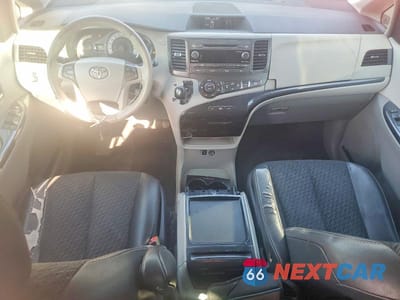 Zdjęcie 8 z 13 samochodu: 2011 TOYOTA SIENNA SPORT VIN:5TDXK3DC7BS095297 - miniatura