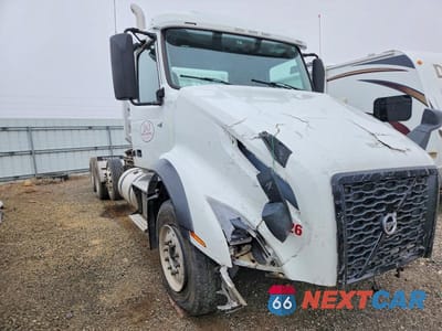 2023 VOLVO VN VNL 4V4NG9EJ5PN611828 - główne zdjęcie licytacji z USA - miniatura