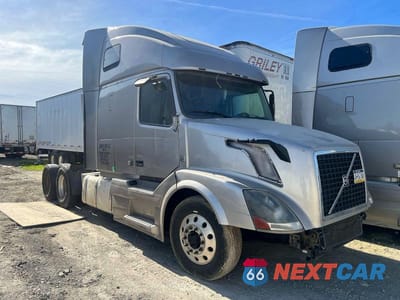 2016 VOLVO VN VNL 4V4NC9EH4GN935202 - główne zdjęcie licytacji z USA - miniatura