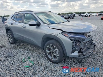 Czwarte zdjęcie samochodu z boku: 2025 CHEVROLET TRAX 1LT VIN:KL77LHEP9SC143019 - miniatura