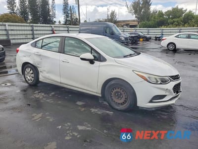 Czwarte zdjęcie samochodu z boku: 2018 CHEVROLET CRUZE LS VIN:1G1BC5SM8J7218878 - miniatura