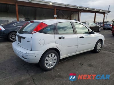 Trzecie zdjęcie samochodu z tyłu: 2005 FORD FOCUS ZX5 VIN:3FAHP37N25R122177 - miniatura