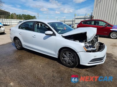 Czwarte zdjęcie samochodu z boku: 2017 VOLKSWAGEN JETTA S VIN:3VW2B7AJ2HM330456 - miniatura