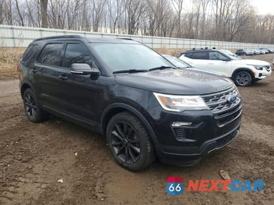 Czwarte zdjęcie samochodu z boku: 2019 FORD EXPLORER XLT VIN:1FM5K8D82KGA07178 - miniatura