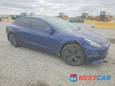 Czwarte zdjęcie samochodu z boku: 2022 TESLA MODEL 3 VIN:5YJ3E1EB0NF334777 - miniatura