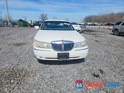 Piąte zdjęcie samochodu w środku: 2001 LINCOLN TOWN CAR SIGNATURE VIN:1LNHM82WX1Y670046 - miniatura
