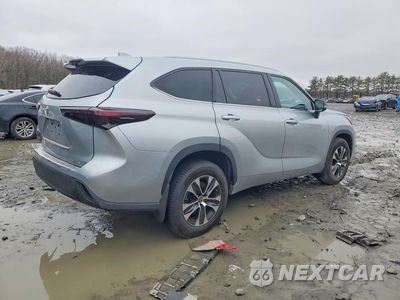 Trzecie zdjęcie samochodu z tyłu: 2022 TOYOTA HIGHLANDER XLE VIN:5TDHZRBH6NS177642 - miniatura