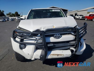 Piąte zdjęcie samochodu w środku: 2016 TOYOTA 4RUNNER SR5 VIN:JTEBU5JR9G5396557 - miniatura
