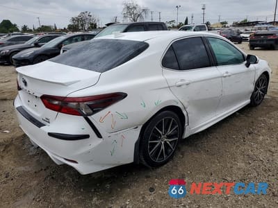 Trzecie zdjęcie samochodu z tyłu: 2022 TOYOTA CAMRY HYBRID SE VIN:4T1S31AK6NU591243 - miniatura