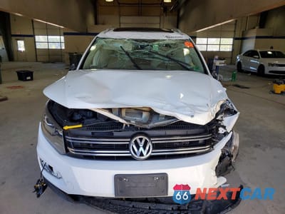 Piąte zdjęcie samochodu w środku: 2016 VOLKSWAGEN TIGUAN S VIN:WVGAV7AX0GW596451 - miniatura
