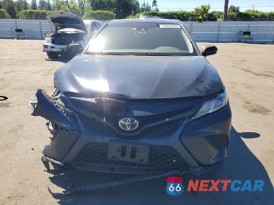 Piąte zdjęcie samochodu w środku: 2018 TOYOTA CAMRY SE VIN:4T1B11HK2JU629217 - miniatura