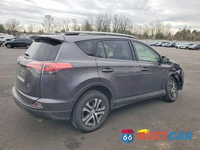 Trzecie zdjęcie samochodu z tyłu: 2018 TOYOTA RAV4 LE VIN:JTMBFREVXJJ726749 - miniatura