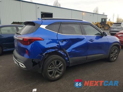Trzecie zdjęcie samochodu z tyłu: 2023 KIA SELTOS S VIN:KNDEU2AA5P7391466 - miniatura