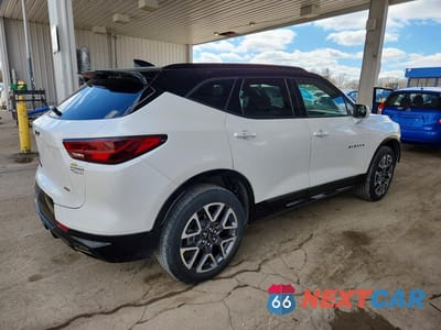 Trzecie zdjęcie samochodu z tyłu: 2023 CHEVROLET BLAZER RS VIN:3GNKBKRS6PS201723 - miniatura