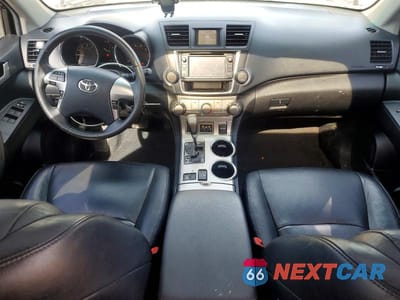 Zdjęcie 8 z 12 samochodu: 2013 TOYOTA HIGHLANDER SE VIN:5TDBK3EH1DS221662 - miniatura