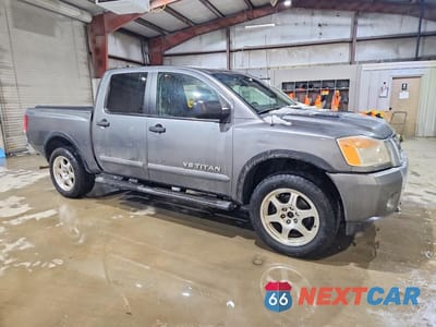 Czwarte zdjęcie samochodu z boku: 2015 NISSAN TITAN SV VIN:1N6AA0EC6FN502797 - miniatura