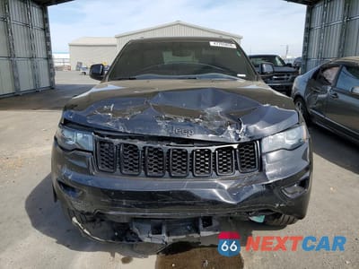 Piąte zdjęcie samochodu w środku: 2018 JEEP GRAND CHEROKEE LAREDO VIN:1C4RJEAG7JC512822 - miniatura