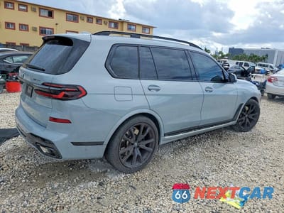 Trzecie zdjęcie samochodu z tyłu: 2025 BMW X7 XDRIVE40I VIN:5UX23EM0XS9Y68348 - miniatura