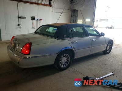 Trzecie zdjęcie samochodu z tyłu: 2001 LINCOLN TOWN CAR SIGNATURE VIN:1LNHM82W51Y613544 - miniatura