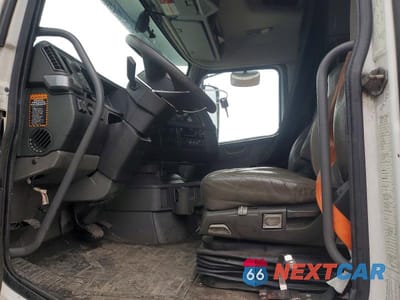Piąte zdjęcie samochodu w środku: 2020 VOLVO VNR SEMI TRUCK VIN:4V4WC9EG0LN267338 - miniatura