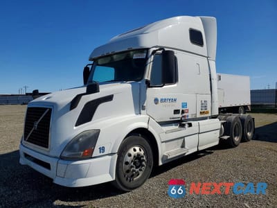 Drugie zdjęcie samochodu z przodu: 2014 VOLVO VNL SEMI TRUCK VIN:4V4NC9EH7EN174971 - miniatura