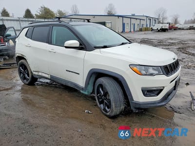 Czwarte zdjęcie samochodu z boku: 2019 JEEP COMPASS LATITUDE VIN:3C4NJDBB5KT734129 - miniatura