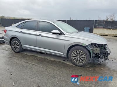 Czwarte zdjęcie samochodu z boku: 2019 VOLKSWAGEN JETTA S VIN:3VWCB7BU8KM220421 - miniatura