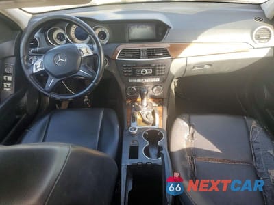 Zdjęcie 8 z 11 samochodu: 2013 MERCEDES-BENZ C 250 VIN:WDDGF4HB1DR259209 - miniatura