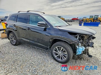 Czwarte zdjęcie samochodu z boku: 2018 TOYOTA HIGHLANDER XLE VIN:5TDJZRFHXJS548923 - miniatura
