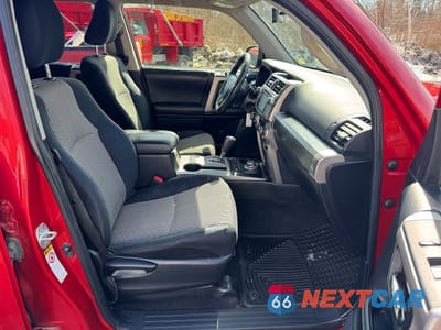 Piąte zdjęcie samochodu w środku: 2015 TOYOTA 4RUNNER SR5 VIN:JTEBU5JR1F5215417 - miniatura