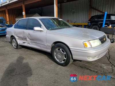 Czwarte zdjęcie samochodu z boku: 1999 TOYOTA AVALON XLS VIN:4T1BF18B4XU302456 - miniatura