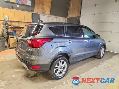 Trzecie zdjęcie samochodu z tyłu: 2019 FORD ESCAPE SE VIN:1FMCU0GD0KUA14580 - miniatura