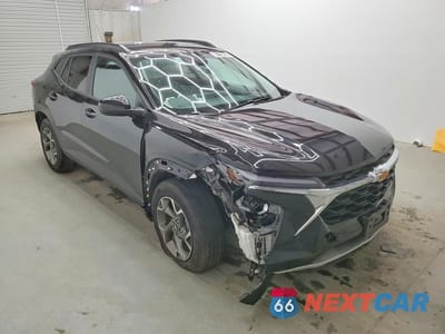Czwarte zdjęcie samochodu z boku: 2025 CHEVROLET TRAX 1LT VIN:KL77LHEP9SC236915 - miniatura