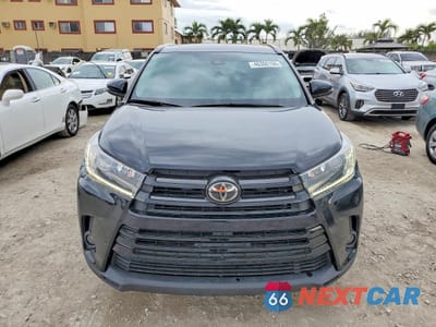 Piąte zdjęcie samochodu w środku: 2019 TOYOTA HIGHLANDER SE VIN:5TDKZRFH4KS329848 - miniatura