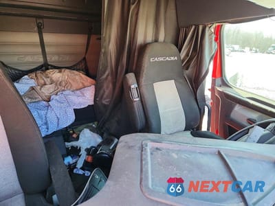 Piąte zdjęcie samochodu w środku: 2019 FREIGHTLINER CASCADIA 126 SEMI TRUCK VIN:3AKGHHDR2KSKB6568 - miniatura