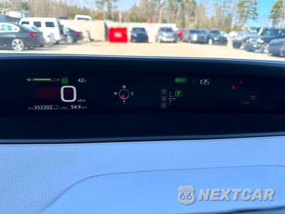 Zdjęcie 8 z 12 samochodu: 2016 TOYOTA PRIUS FOUR VIN:JTDKARFU7G3019819 - miniatura