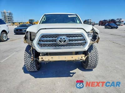 Piąte zdjęcie samochodu w środku: 2017 TOYOTA TACOMA SR VIN:5TFSX5EN9HX056415 - miniatura