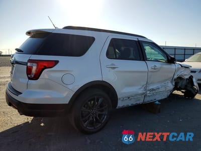 Trzecie zdjęcie samochodu z tyłu: 2018 FORD EXPLORER XLT VIN:1FM5K7D83JGA56544 - miniatura