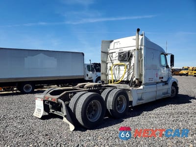 Czwarte zdjęcie samochodu z boku: 2007 VOLVO VNL SEMI TRUCK VIN:4V4NC9GH57N463587 - miniatura