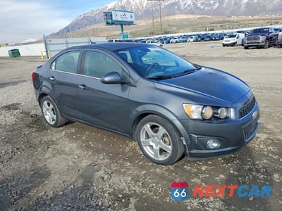 Czwarte zdjęcie samochodu z boku: 2013 CHEVROLET SONIC LTZ VIN:1G1JE5SBXD4105699 - miniatura
