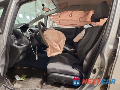 Zdjęcie 7 z 12 samochodu: 2013 HONDA FIT VIN:JHMGE8H3XDC079046 - miniatura