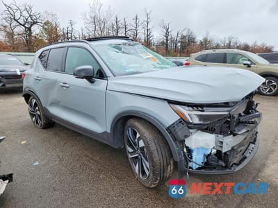 Czwarte zdjęcie samochodu z boku: 2024 VOLVO XC40 PLUS VIN:YV4L12UL4R2302867 - miniatura