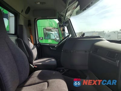 Piąte zdjęcie samochodu w środku: 2022 VOLVO VNR - SEMI TRUCK VIN:4V4WC9EH7NN314635 - miniatura