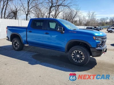 Czwarte zdjęcie samochodu z boku: 2022 CHEVROLET SILVERADO K1500 ZR2 VIN:3GCUDHEL4NG578239 - miniatura