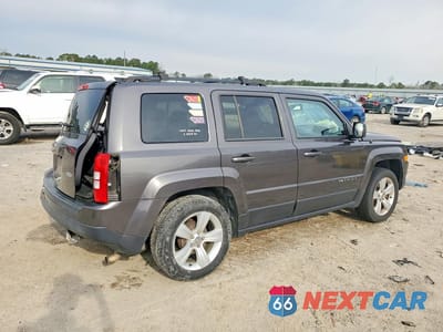 Trzecie zdjęcie samochodu z tyłu: 2016 JEEP PATRIOT LATITUDE VIN:1C4NJPFA4GD612930 - miniatura