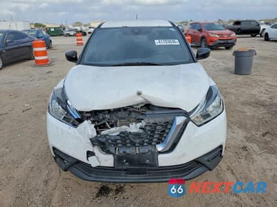 Piąte zdjęcie samochodu w środku: 2020 NISSAN KICKS S VIN:3N1CP5BV5LL563506 - miniatura