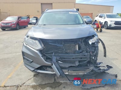 Piąte zdjęcie samochodu w środku: 2017 NISSAN ROGUE SV VIN:KNMAT2MV1HP559119 - miniatura
