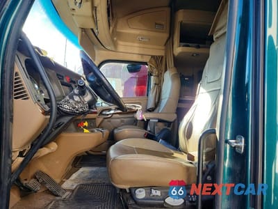 Piąte zdjęcie samochodu w środku: 2019 KENWORTH T680 SEMI TRUCK VIN:1XKYD49X2KJ369944 - miniatura
