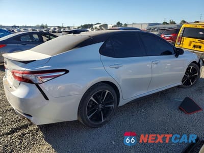 Trzecie zdjęcie samochodu z tyłu: 2020 TOYOTA CAMRY XSE VIN:4T1K61AK4LU338734 - miniatura